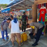 Ribuan Liter Air bersih disalurkan Polres Banggai di Pasar NKRI Luwuk Selatan