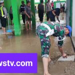 Kodim 1012/Buntok dan Polres Barito Selatan Gotong-Royong Bersihkan Masjid Pasca Banjir
