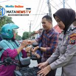Giat Positif Polri Bulan Ramadhan, Kasat Reskrim Bagikan Takjil di Depan Mapolres Tebing Tinggi.