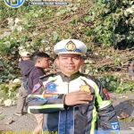 Aksi Heroik Polres Simalungun dan Warga Evakuasi Pohon Tumbang, Lalulintas Kota Wisata Parapat Kembali Lancar