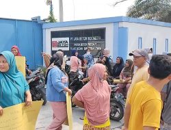 Ratusan Emak- emak Geruduk Pabrik Tiang Pancang Minta Walikota Boby Cabut Izin Operasinya