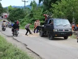 Polres Nias Selatan Gelar Bakti Sosial, Timbun Jalan yang Berlubang di Jalan Lahusa