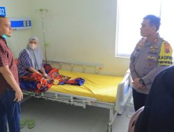 Kapolres Labuhanbatu Menjenguk Personel yang Sakit, Beri Semangat serta Tali Asih