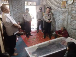 Kapolsek Salak dan Anggota Melayat ke Rumah Duka di Desa Boangmanalu