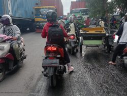 Ironis ! Jalan Pelabuhan Raya Kerap Macat Pengendara Sepmor Saling Mendahului