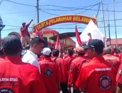 Ratusan Massa PBB Geruduk Polres Pelabuhan Belawan, Tuntut Keadilan untuk Leo Hutapea