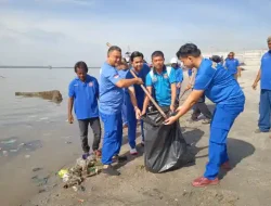 HNSI Medan dan Ditpolairud Polda Sumut Gelar Gotong Royong Bersihkan Sampah Pesisir Pantai Belawan dalam Rangka Hari Laut Sedunia