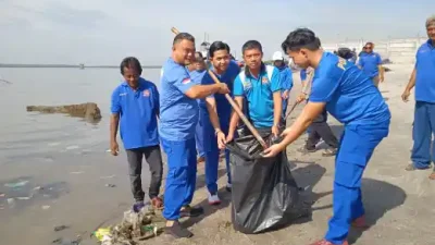 HNSI Medan dan Ditpolairud Polda Sumut Gelar Gotong Royong Bersihkan Sampah Pesisir Pantai Belawan dalam Rangka Hari Laut Sedunia