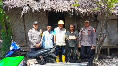 Kapolsek Labuhanhaji Peduli, Hadiah Listrik Terangi Rumah Warga Kurang Mampu di Hari Bhayangkara