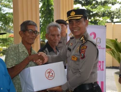 Polres Labuhanbatu Selatan Bagikan 700 Paket Bansos dalam Rangka Hari Bhayangkara ke-78