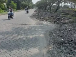 Tumpukan Tanah Bekas Galian Proyek Pembangunan Drainase Menumpuk, Pengguna Jalan Diimbau Berhati Hati