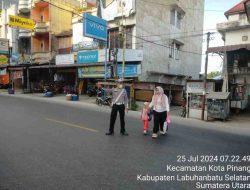 Polsek Kotapinang Amankan Arus Lalu Lintas Pagi di Jalinsum Labuhanbatu Selatan