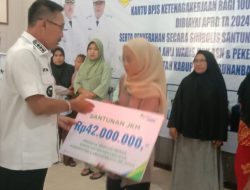 Bupati Labusel Bagikan Kartu BPJS Ketenagakerjaan kepada 1000 Pekerja Rentan