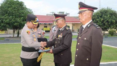 Polres Batu Bara Gelar Upacara Pelepasan Purna Bhakti Dua Personil Berdedikasi