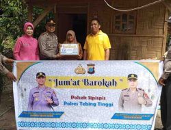 Kapolsek Sipispis Bagikan Paket Sembako pada Jumat Barokah
