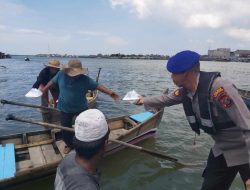 Sat Pol Airud Res Langkat Bagikan Nasi Kotak kepada Warga Pesisir dalam Giat Jumat Barokah