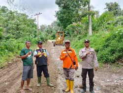 Polsek Raya Kahean dan Warga Gotong Royong Perbaiki Jalan di Kaki Gunung Simarsolpah