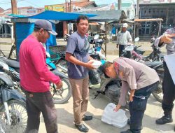 Polsek Medang Deras Gelar Kegiatan ‘Jumat Berkah’ untuk Penarik Ojek dan Becak di Pangkalan Dodek Baru