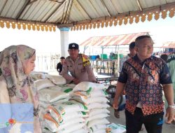Bhabinkamtibmas Kawal Penyaluran Bantuan Cadangan Pangan Beras di Langkat