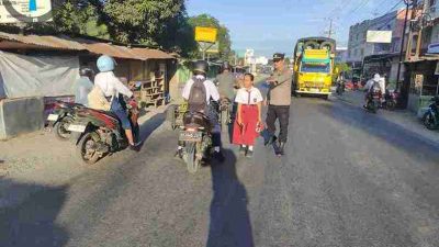 Gatur Lalulintas Pagi Personil Kepolisian Sektor Torgamba Di Desa Aek Batu