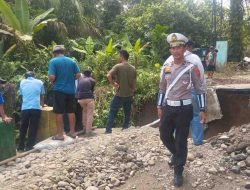 Polsek Tanah Jawa Kawal Perbaikan Jalan Rusak di Huta V Suhinagodang, Simalungun