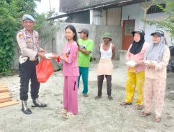 Polsek Medang Deras Laksanakan Program Jumat Berkah untuk Pekerja Penjemur Ikan Asin di Batu Bara