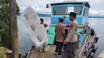 Polres Langkat Amankan dan Kawal Distribusi Logistik Pilkada 2024 ke Desa Kwala Besar
