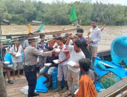 Polsek Medang Deras Gelar Program Jumat Berkah: Berbagi Kepada Nelayan di Lingkungan V