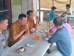 Bhabinkamtibmas Polsek Dolok Pardamean Edukasi Bahaya Judi Online di Warung Kopi, Pererat Kedekatan dengan Warga