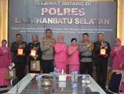 Polres Labuhanbatu Selatan Gelar Upacara Wisuda Purna Bakti