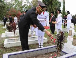 Kapolres Pematangsiantar Tabur Bunga Di Taman Makan Pahlawan Nagur