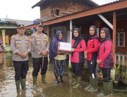 Kapolres Langkat Tinjau Korban Banjir dan Serahkan Bantuan Sosial di Tanjung Pura