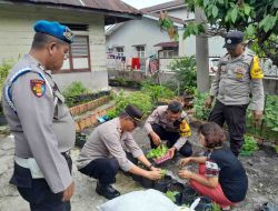 Dukung Ketahanan Pangan, Kapolsek Siantar Selatan Berikan Bantuan Pupuk dan Bibit Sayuran