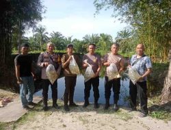Polsek Indrapura Menyukseskan Program Ketahanan Pangan, Menaburkan 1000 Bibit Ikan Nila