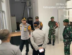Pengecekan Kotak Surat Suara Logistik Pilkada 2024 oleh Kapolres Labuhanbatu Selatan di Kantor PPK Kampung Rakyat