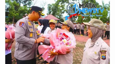Spesial Hari Ibu, Kapolres Langkat Berikan Penghargaan untuk Polwan dan PHL Wanita