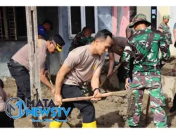 Kapolrestabes Medan Pimpin Gotong Royong Bersihkan Sisa Material Banjir di Patumbak