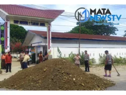 Polsek Tanah Jawa Perbaiki Jalan Berlubang, Antisipasi Lonjakan Arus Natal dan Tahun Baru