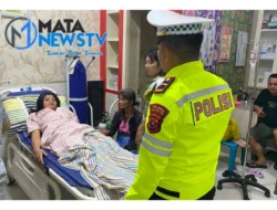 Aksi Heroik: Personel Polres Nias Selatan Evakuasi Jemaat yang Pingsan Saat Ibadah Natal