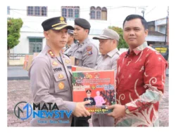 Kapolres Samosir Berikan Bingkisan Natal 2024 kepada Keluarga Besar Kristen Polres Samosir