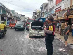 Mobil Toyota Avanza Terbakar di Jalan Dr. Wahidin, Polres Pematangsiantar Sigap Amankan Lokasi