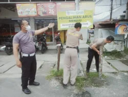 Kasat Lantas Polres Pematangsiantar Pasang Spanduk dan Petunjuk Jalur Alternatif