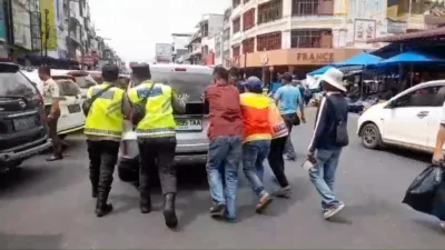 Tim Penggal Jalan Pos Pam III Pematangsiantar Respon Cepat Bantu Pemudik yang Mobilnya Mogok