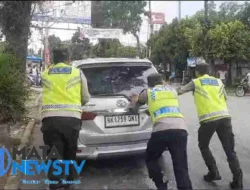 Respon Cepat Polres Pematangsiantar Bantu Pemudik Mogok Mobilnya
