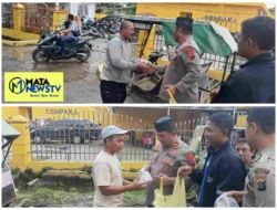 Jumat Berkah, Polsek Tanjung Pura Bagikan Nasi Kotak untuk Warga