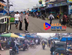 Personel Polsek Babul Makmur Atur Lalu Lintas Untuk Cegah Kemacetan Di Pasar Tumpah Pekan Lawe Desky Sabas