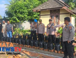 Kapolsek Labuhan Ruku Contohkan Ketahanan Pangan, Tanam Cabai di Pekarangan Rumah Dinas