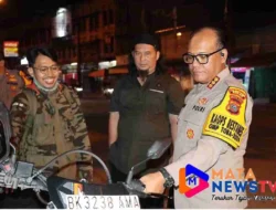 Patroli Dialogis Tengah Malam :  Kapolrestabes Medan Sapa Penjual Jamu di Titi Kuning