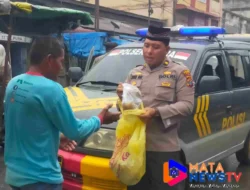 Jum’at Berkah :   Polsek Tanjungpura Polres Langkat Bagikan Nasi Kotak kepada Warga