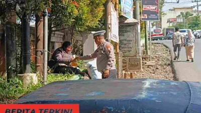 Polisi di Padangsidimpuan Beri Makanan dan Minuman kepada ODGJ di Tengah Tugas Pengaturan Lalu Lintas